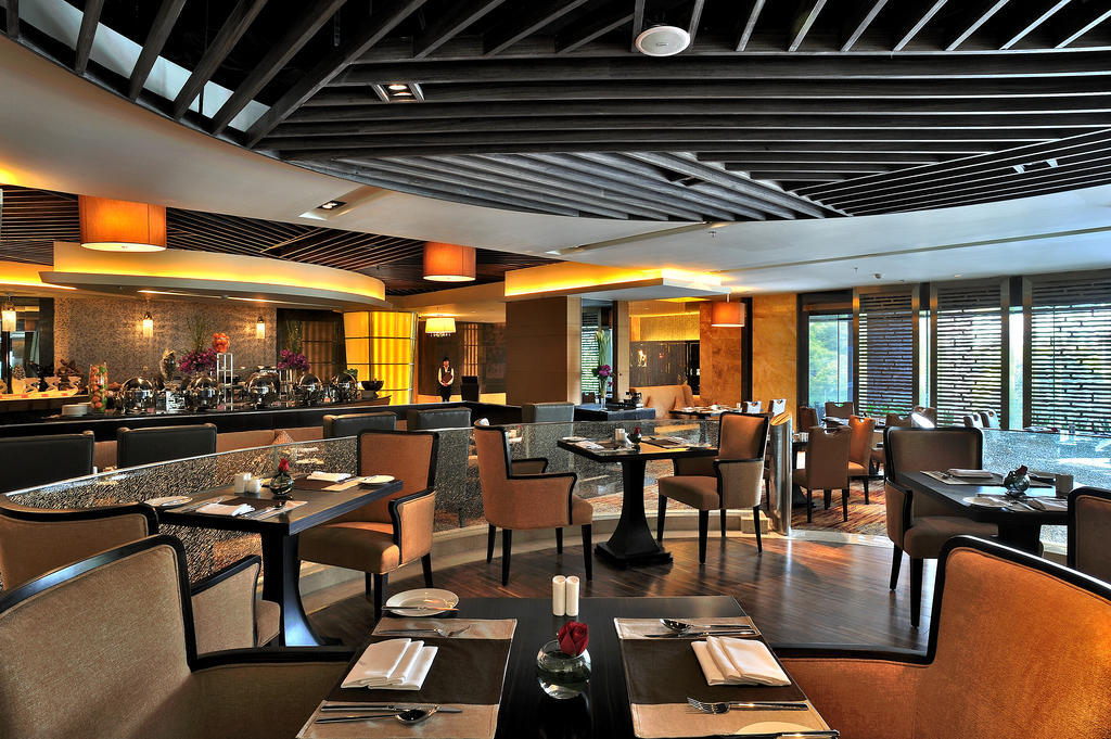 Howard Johnson Plaza Waigaoqiao 5*