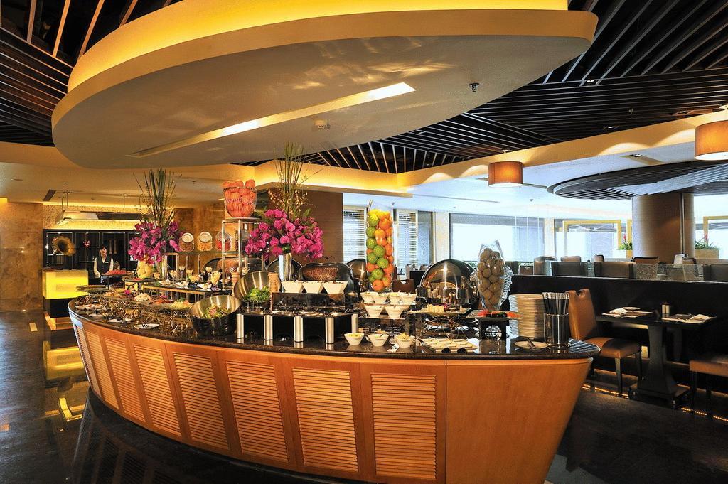 Howard Johnson Plaza Waigaoqiao Khách sạn 5*